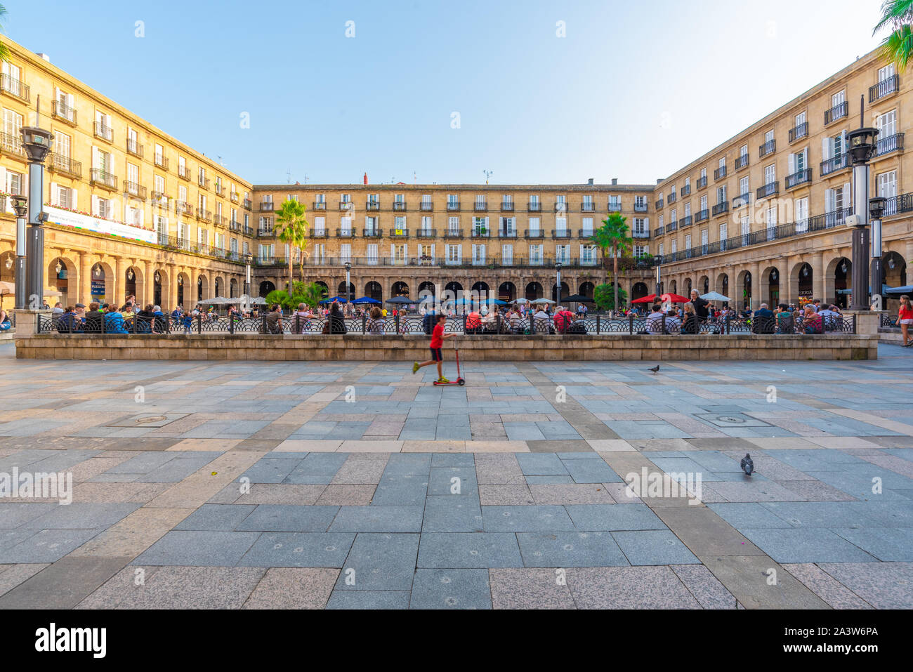 16/09-19, Bilbao, Spanien. Kinder und Jugendliche genießen Sie einen Nachmittag am Plaza Nueva. Stockfoto