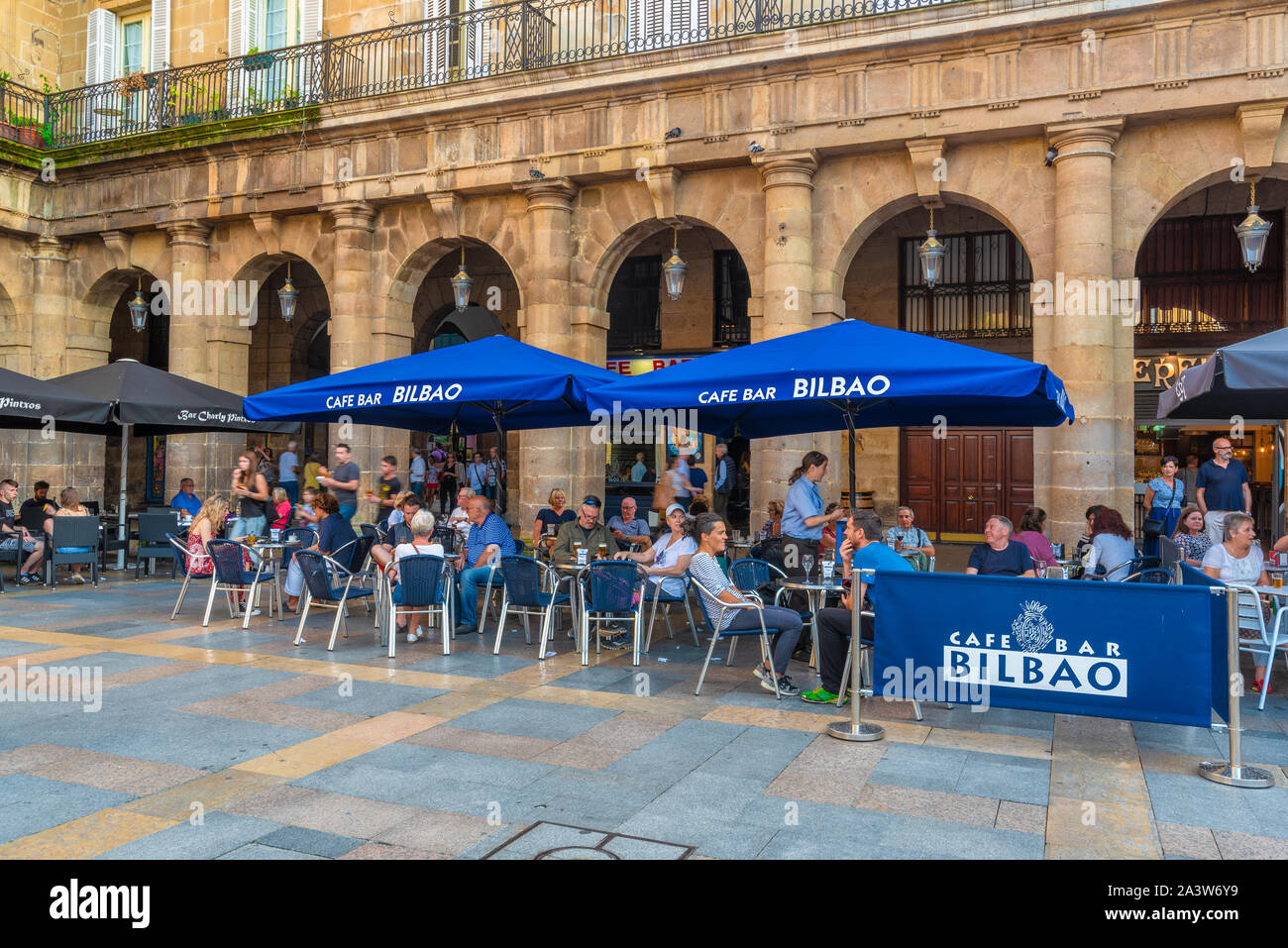 16/09-19, Bilbao, Spanien. Die Terrasse des Café Bar Bilbao voll von Menschen, die auf der Plaza Nueva. Stockfoto