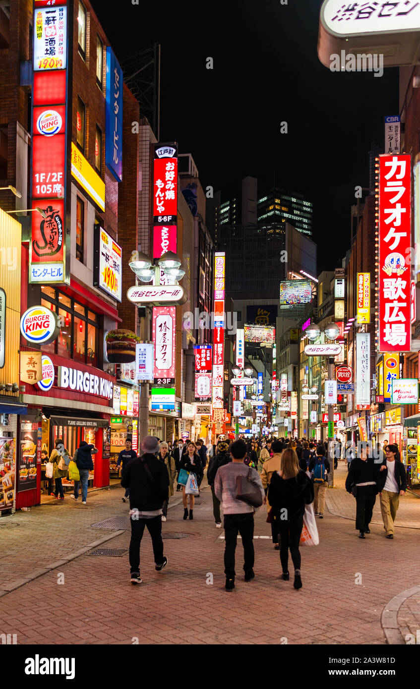 Tokyo City Lichter. Menschen zu Fuß entlang der Straßen der berühmten Vergnügungsviertel von Shibuya Stockfoto