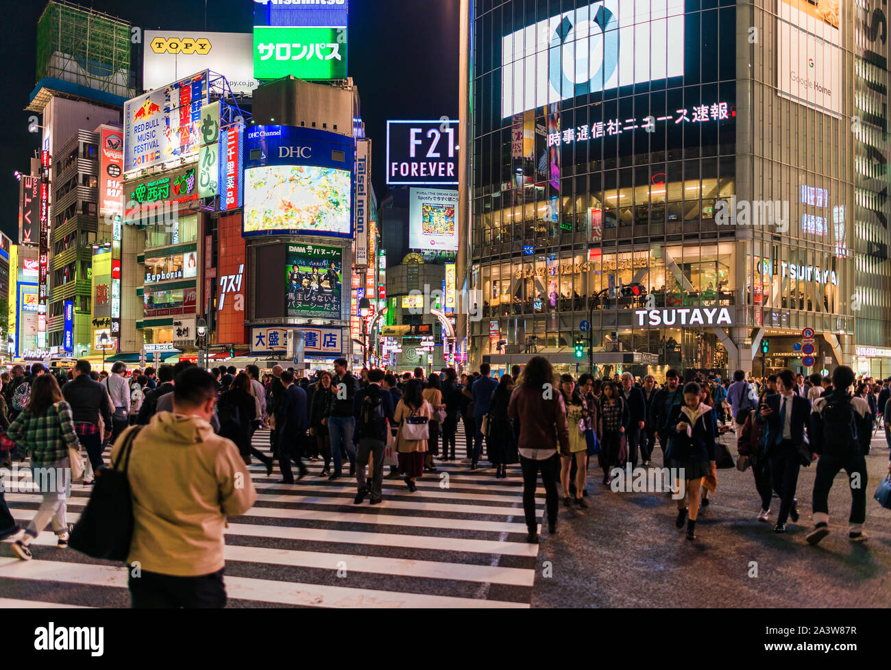 Tokio die Lichter der Stadt auf der ganzen Welt berühmten Shibuya Crossing in der Nacht Stockfoto