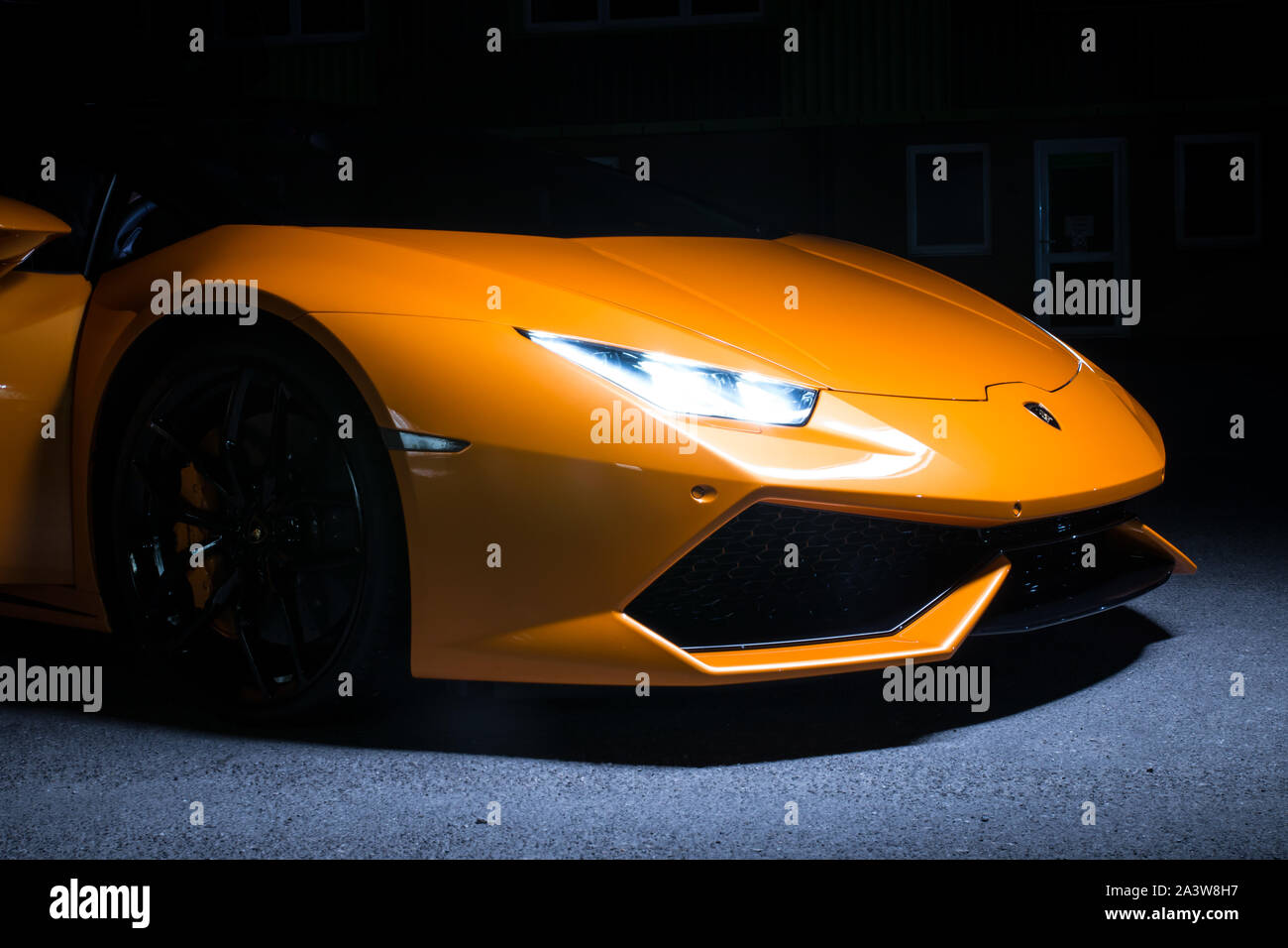 Licht Malerei eines Lamborghini supercar in einem Studio mit einem schwarzen Hintergrund Stockfoto