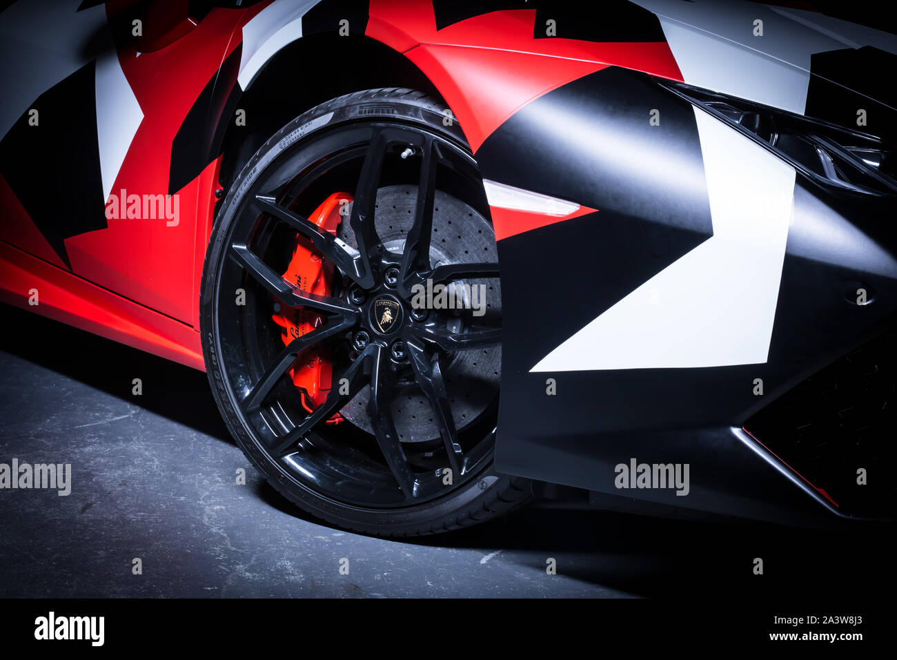 Licht Malerei eines Lamborghini supercar in einem Studio mit einem schwarzen Hintergrund Stockfoto