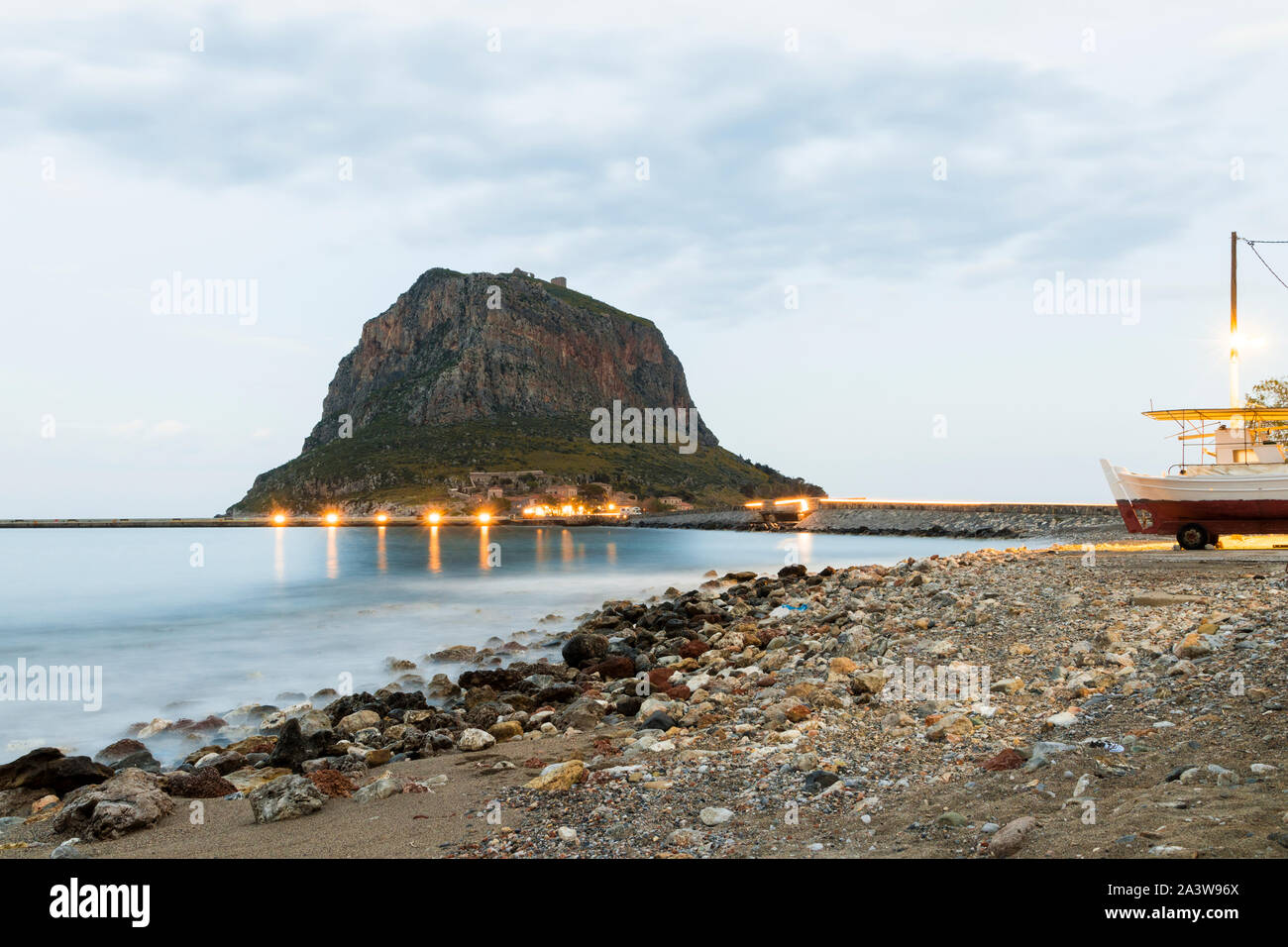 Monemvasia, Griechenland, eine Stadt, die auf einer kleinen Insel vor der Ostküste des Peloponnes und mit dem Festland durch einen kurzen Damm verbunden Stockfoto