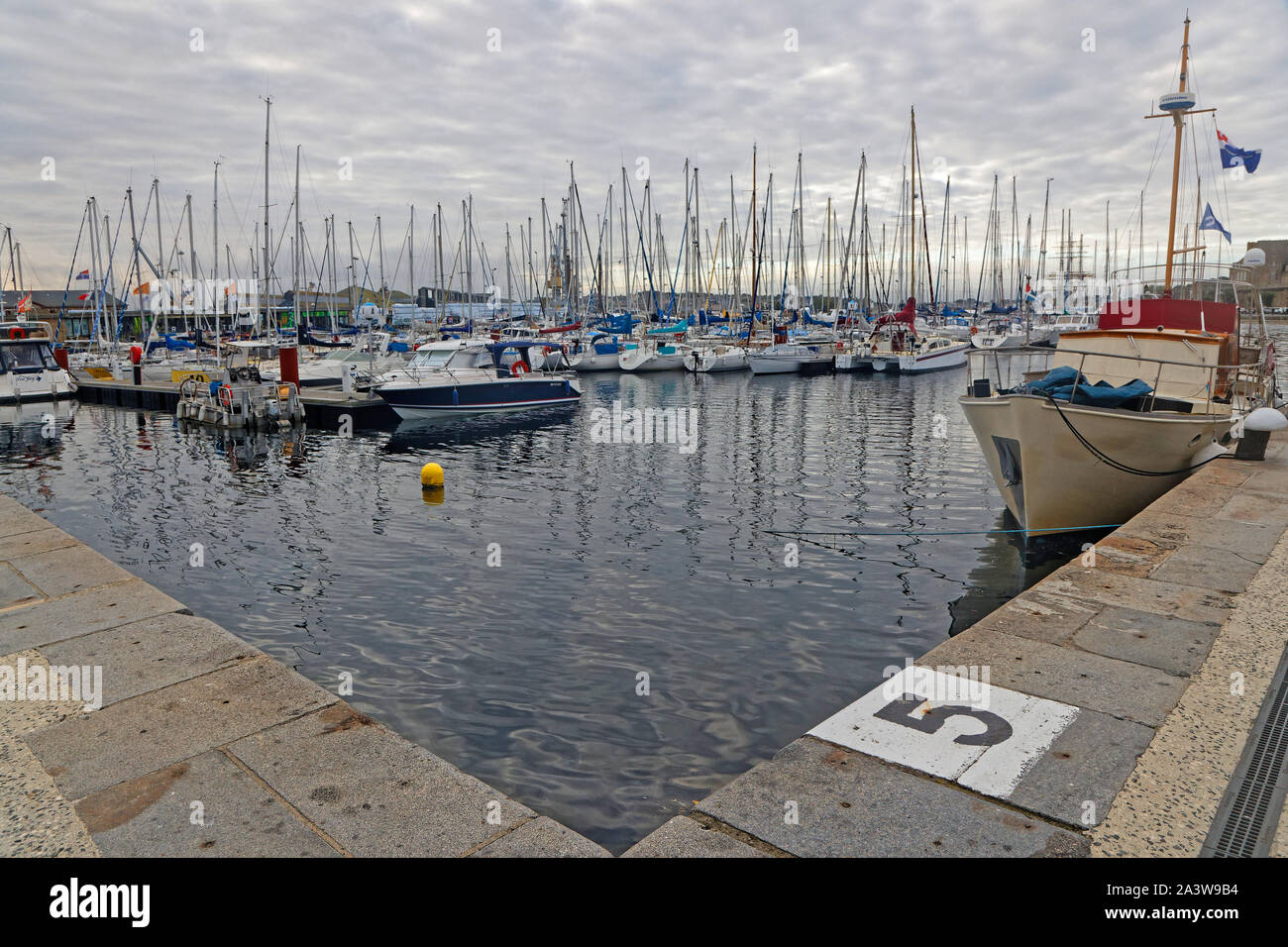 SAINT-Malo, Frankreich, 30. September 2019: Der Hafen von Saint-Malo. Die Stadt hatte eine lange Geschichte der Piraterie, aber jetzt Stadt verändert sich zu einem beliebten t Stockfoto