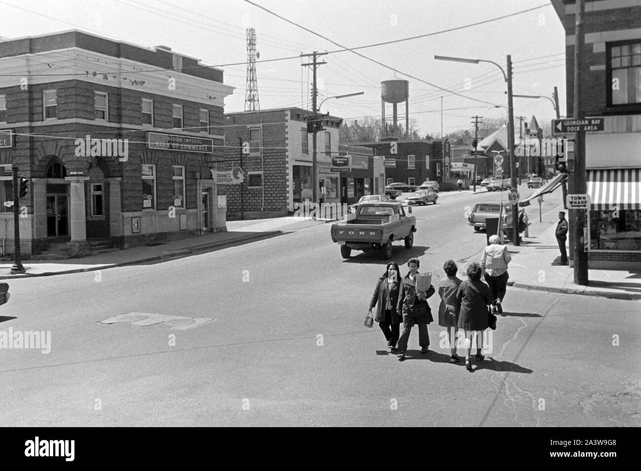Straßenszenen in Niagara Falls, Ontario, Kanada, um 1967. Blick auf die Straße in Niagara Falls, Ontario, Kanada, um 1967. Stockfoto