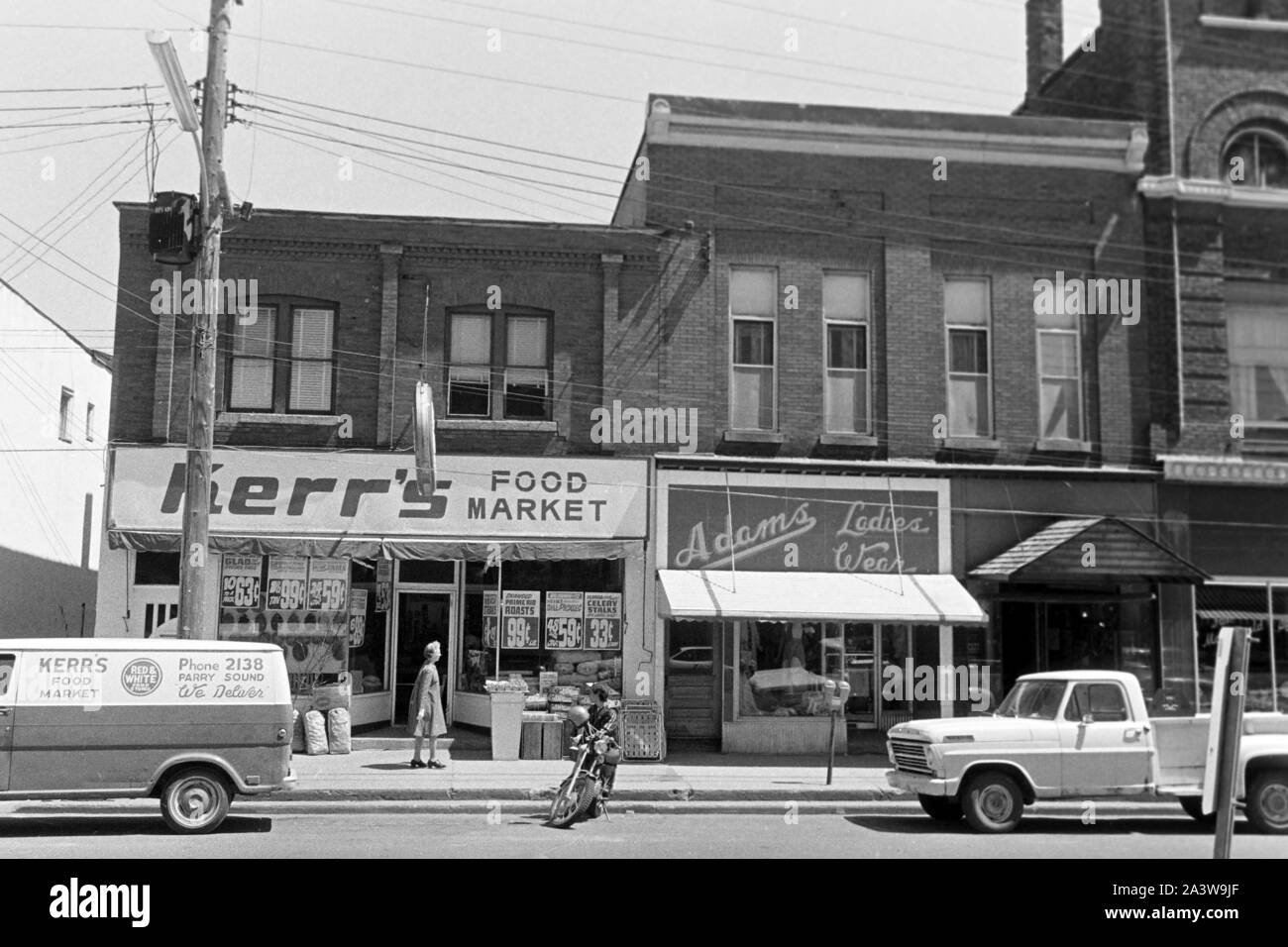 Straßenszenen in Niagara Falls, Ontario, Kanada, um 1967. Blick auf die Straße in Niagara Falls, Ontario, Kanada, um 1967. Stockfoto
