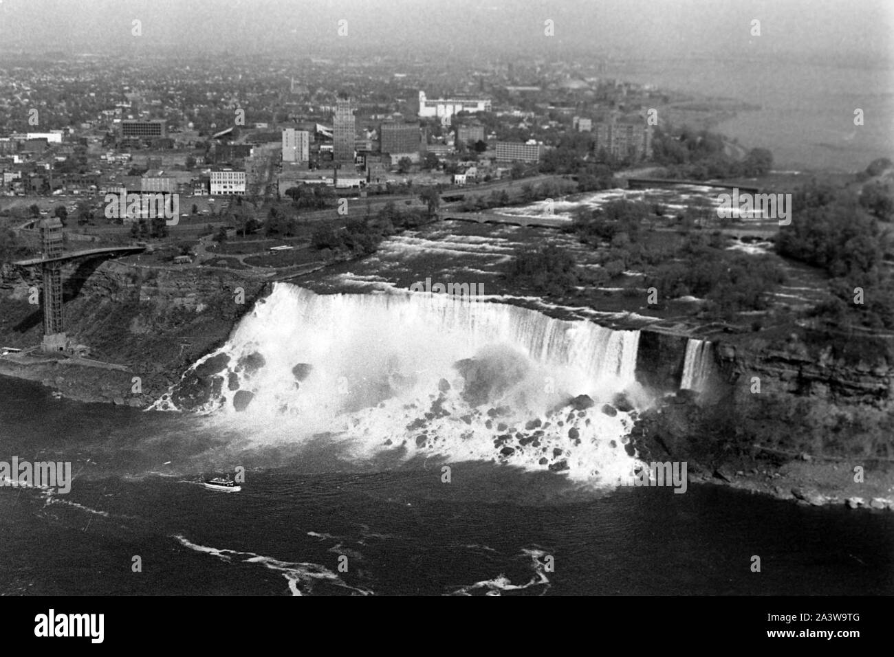 Kanadische Seite der Niagarafälle, mit Blick auf die amerikanischen Fälle, um 1967. Kanadische Seite zu den Niagara Fällen mit Blick auf die amerikanischen Fälle, um 1967. Stockfoto
