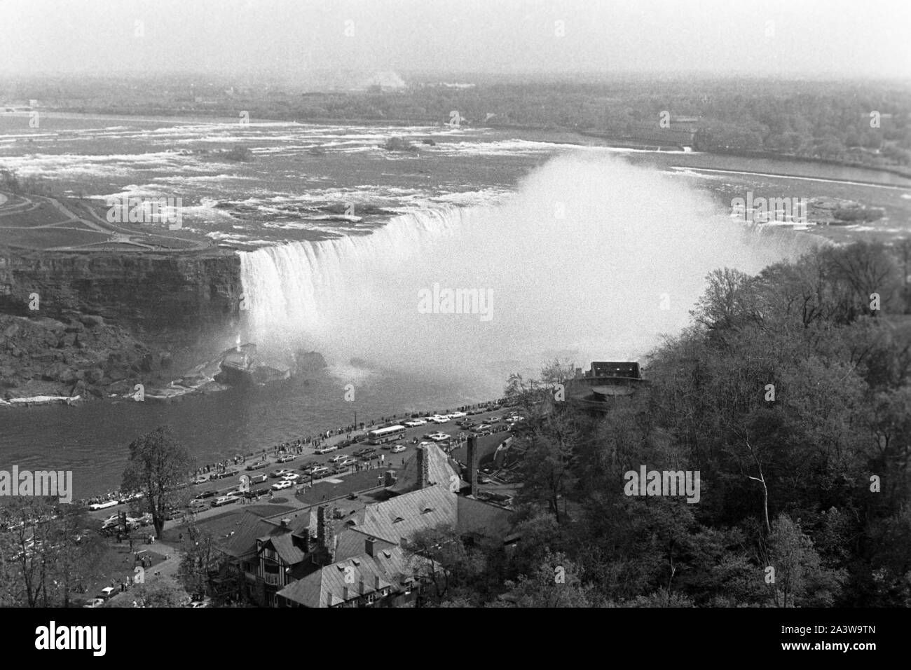 Kanadische Seite der Niagarafälle, um 1967. Kanadische Seite zu den Niagara Falls, um 1967. Stockfoto