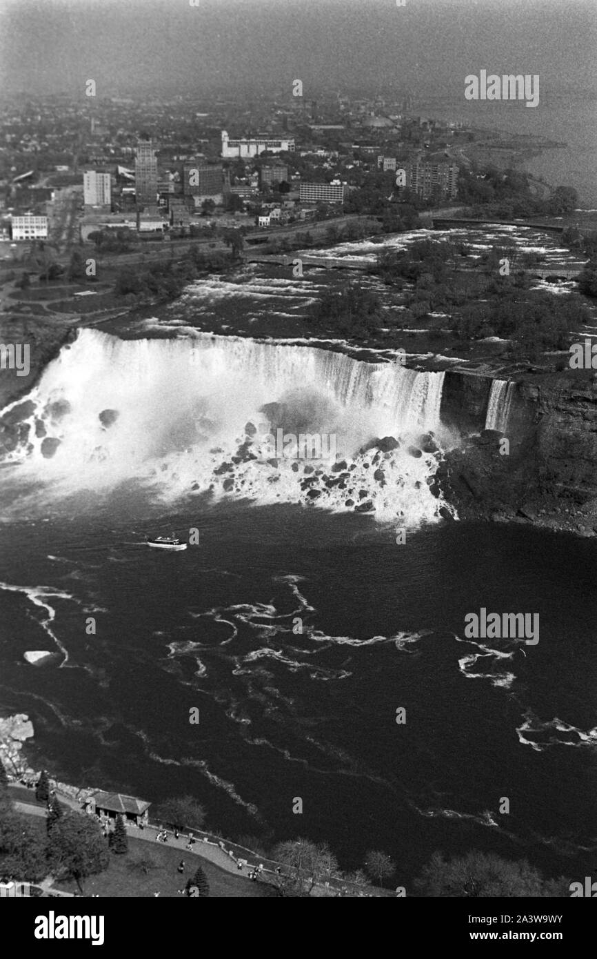 Kanadische Seite der Niagarafälle, mit Blick auf die amerikanischen Fälle, um 1967. Kanadische Seite zu den Niagara Fällen mit Blick auf die amerikanischen Fälle, um 1967. Stockfoto