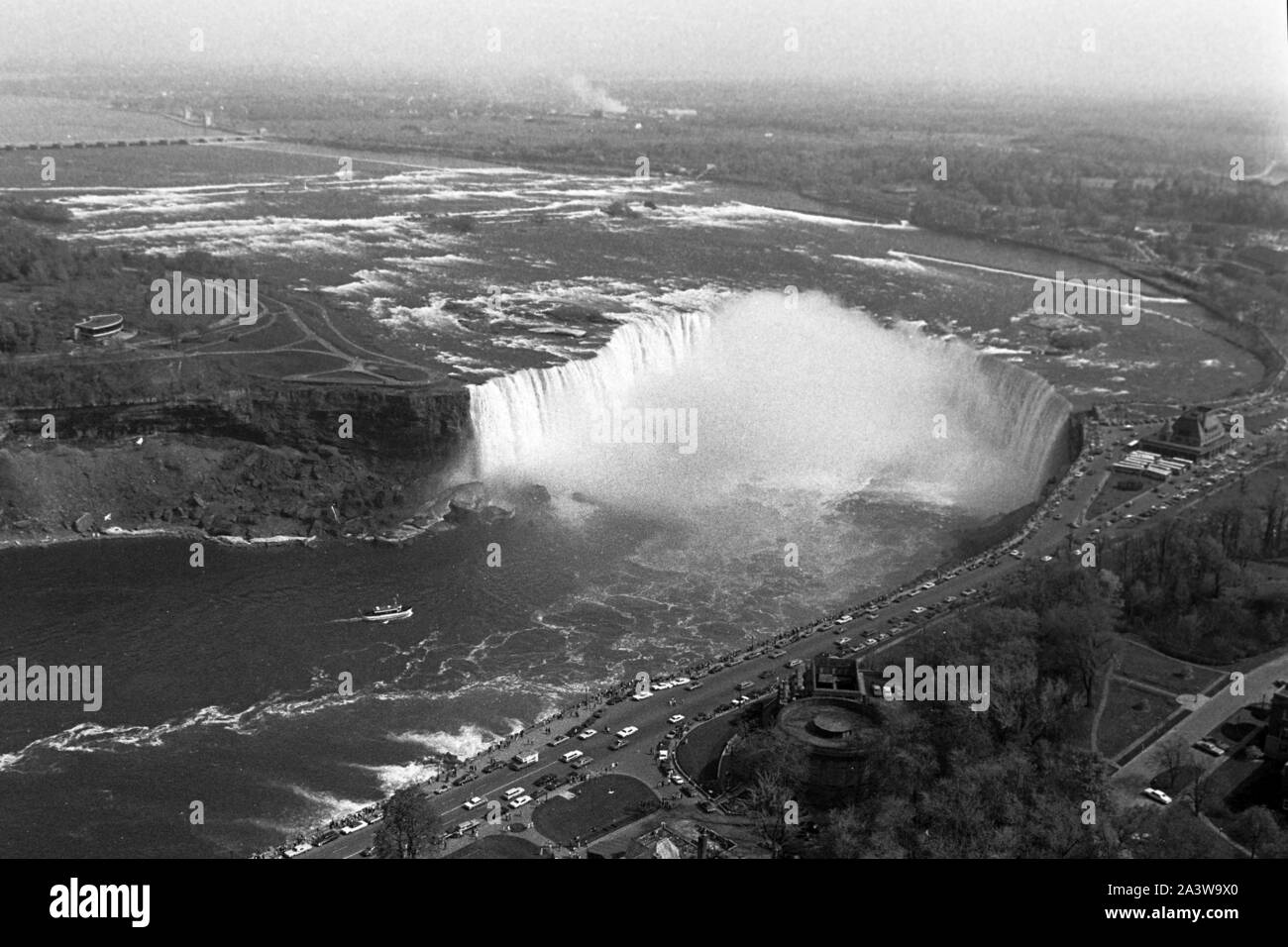 Kanadische Seite der Niagarafälle, um 1967. Kanadische Seite zu den Niagara Falls, um 1967. Stockfoto