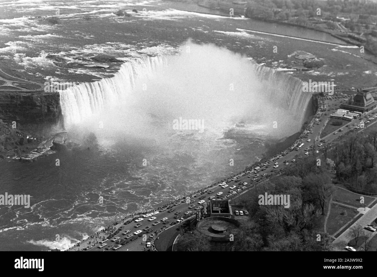 Kanadische Seite der Niagarafälle, um 1967. Kanadische Seite zu den Niagara Falls, um 1967. Stockfoto