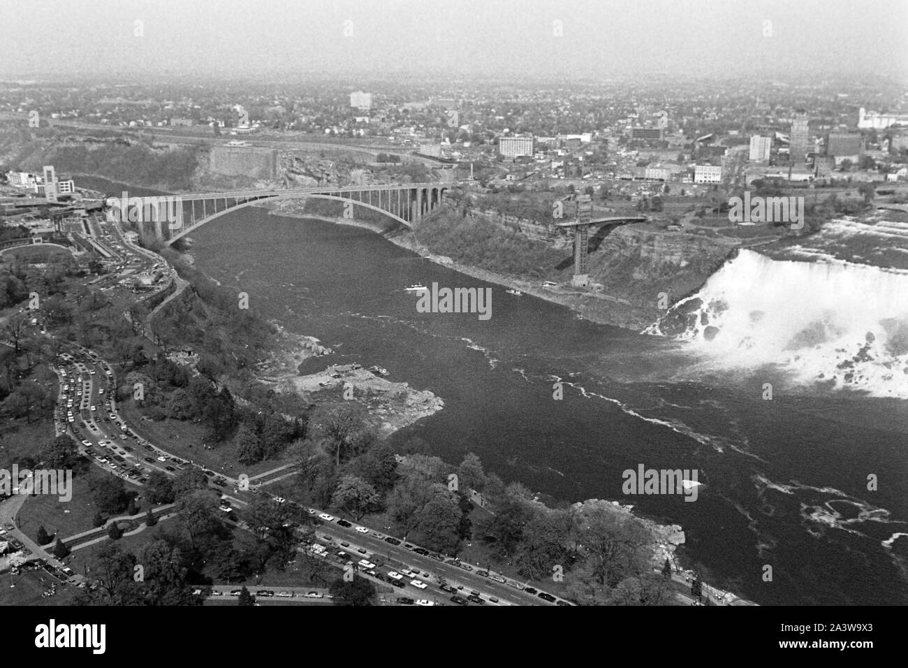 Kanadische Seite der Niagarafälle, mit Blick auf die amerikanischen Fälle, um 1967. Kanadische Seite zu den Niagara Fällen mit Blick auf die amerikanischen Fälle, um 1967. Stockfoto