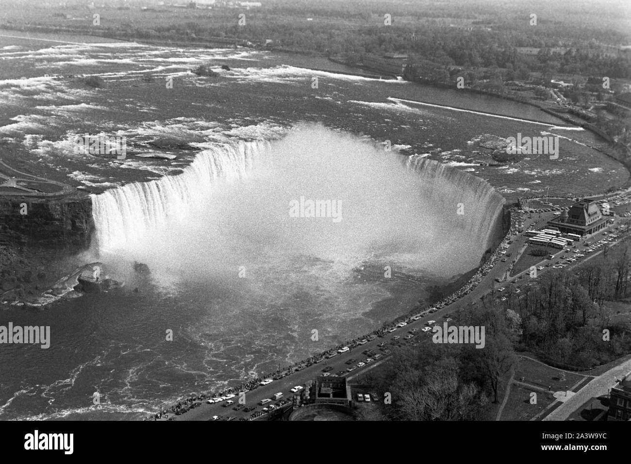 Kanadische Seite der Niagarafälle, um 1967. Kanadische Seite zu den Niagara Falls, um 1967. Stockfoto