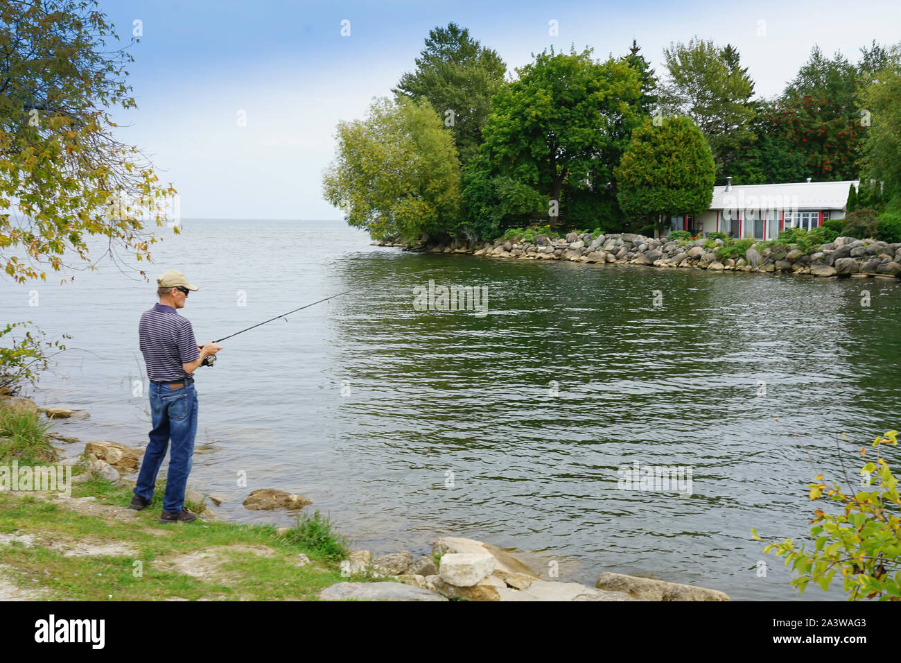 Mann angeln auf Georgian Bay in Marian und Stausee in Thornbury, Ontario, Kanada, Nordamerika Stockfoto