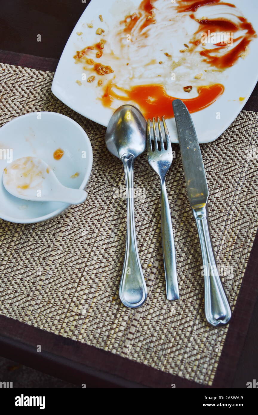 Löffel und Gabel mit Tisch Messer auf Teller nach dem Essen Stockfotografie  - Alamy