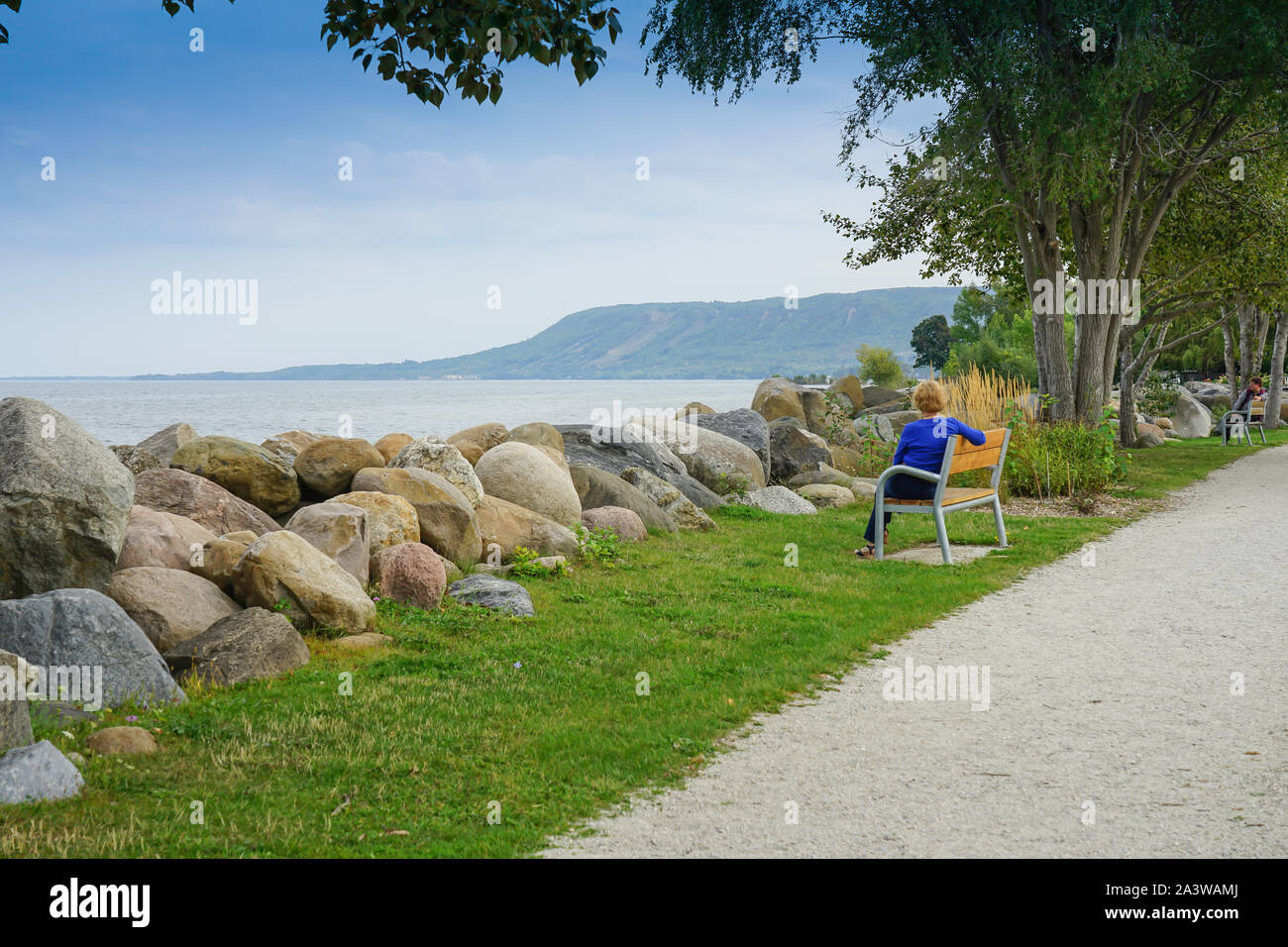 Frau auf der Werkbank umstechen der 'Blue Mountain von Collingwood von Marian und Stausee in Thornbury, Ontario, Kanada, Nordamerika Stockfoto
