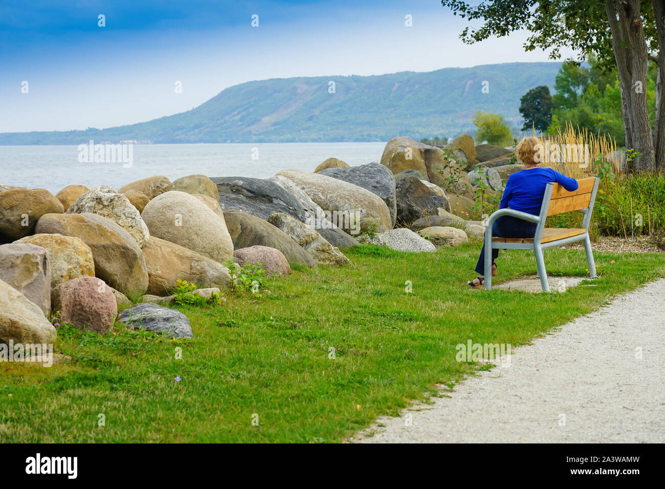 Frau auf der Werkbank umstechen der 'Blue Mountain von Collingwood von Marian und Stausee in Thornbury, Ontario, Kanada, Nordamerika Stockfoto