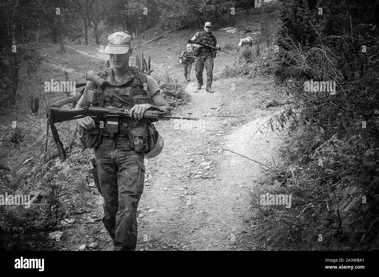 Niederländische UNPROFOR-Soldaten auf Patrouille in der Enklave Srebrenica. Stockfoto