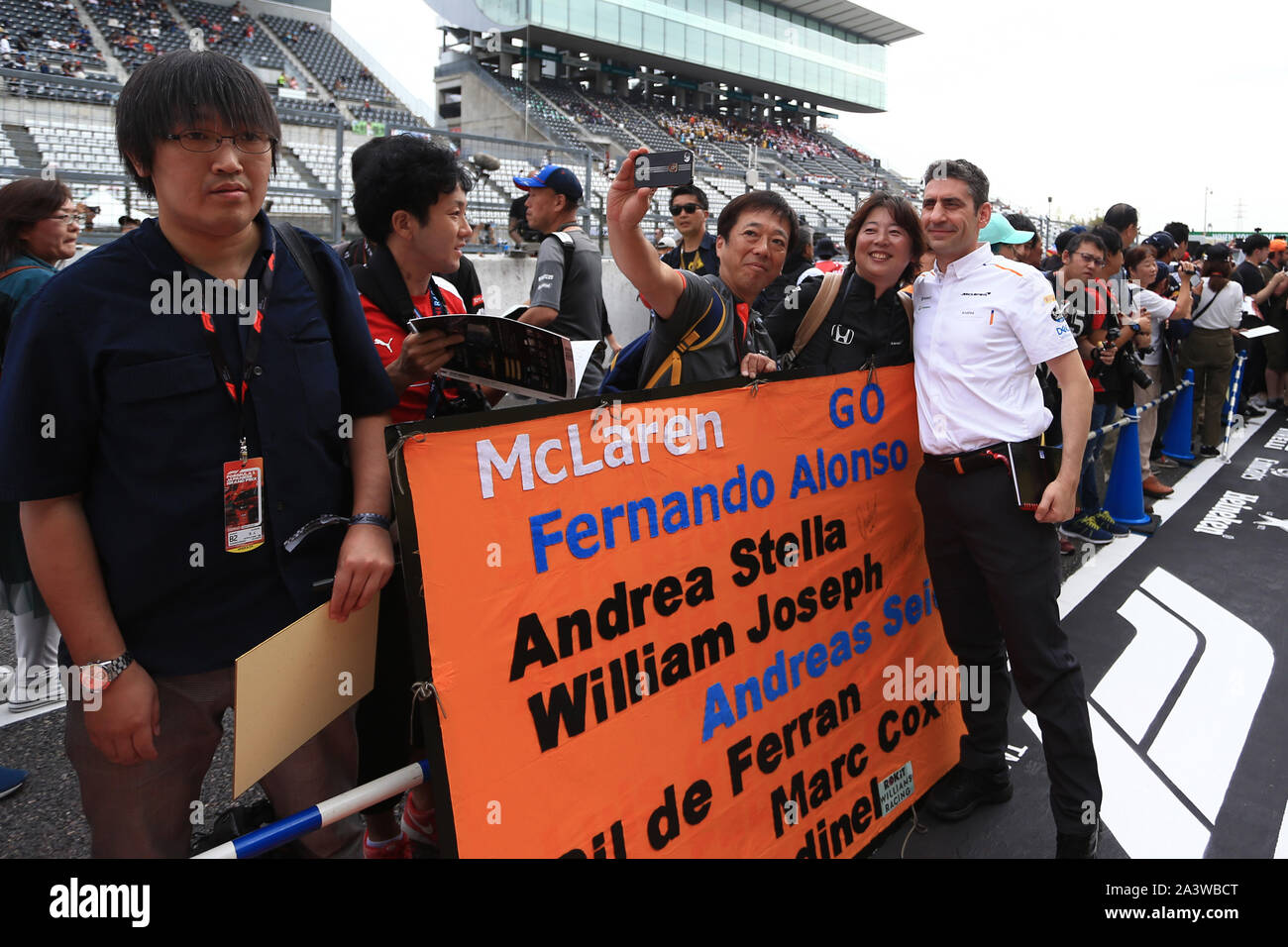 Suzuka Circuit, Suzuka City, Japan. 10 Okt, 2019. Formel 1 Grand Prix, Ankunft Tag; japanischen Fans mit einem McLaren Team Mitglied - Redaktionelle Verwendung Credit: Aktion plus Sport/Alamy leben Nachrichten Stockfoto