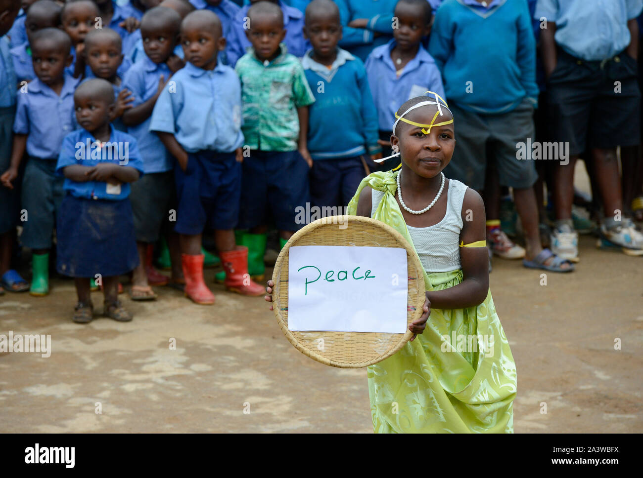 Ruanda, Musanze, Ruhengeri, Dorf Janja, Tanz in der Schule, Programm der Versöhnung nach dem Völkermord, Mädchen hält eine Schüssel mit dem Wort Frieden Stockfoto