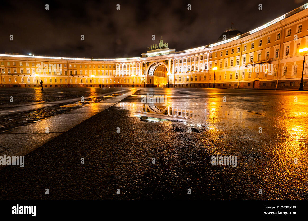 General Staff Gebäude Triumphbogen, die Eremitage oder Winterpalast, Palace Square, St. Petersburg, Russland in der Nacht Stockfoto