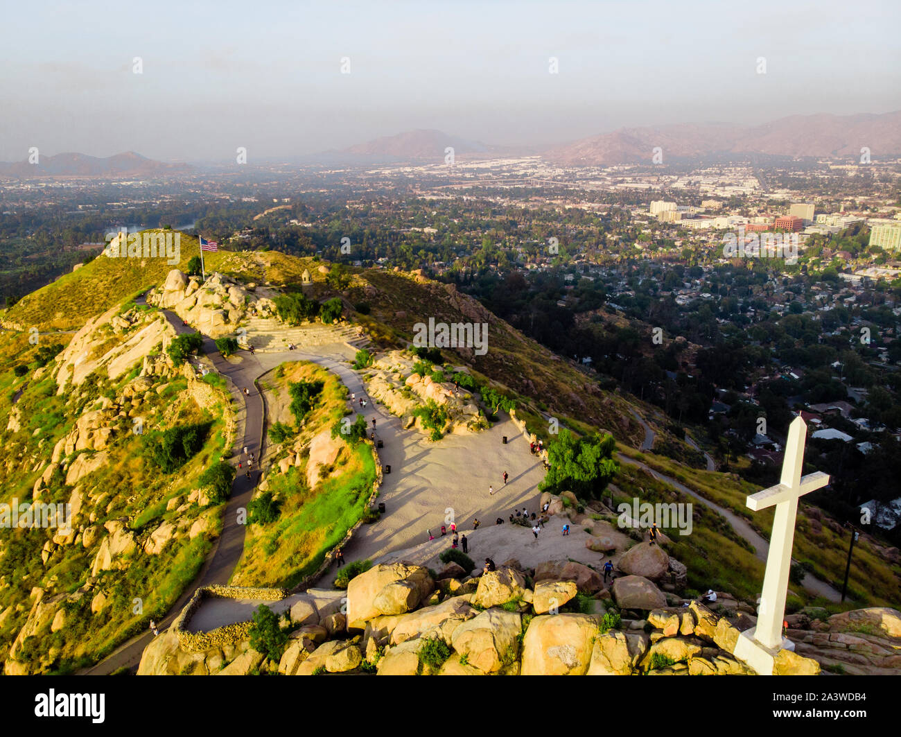 Auf der Oberseite des Rubidoux Berg mit dem Gipfelkreuz und amerikanische Flagge in Riverside, Kalifornien, USA Stockfoto