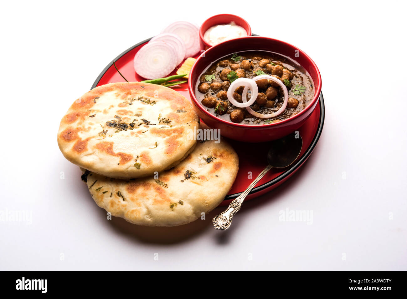 Pindi Chole Kulche oder am Straßenrand choley Kulcha beliebt in Indien und Pakistan ist ein beliebter streetfood. Es ist eine würzige Kichererbsen oder Chana curry serviert mit I Stockfoto