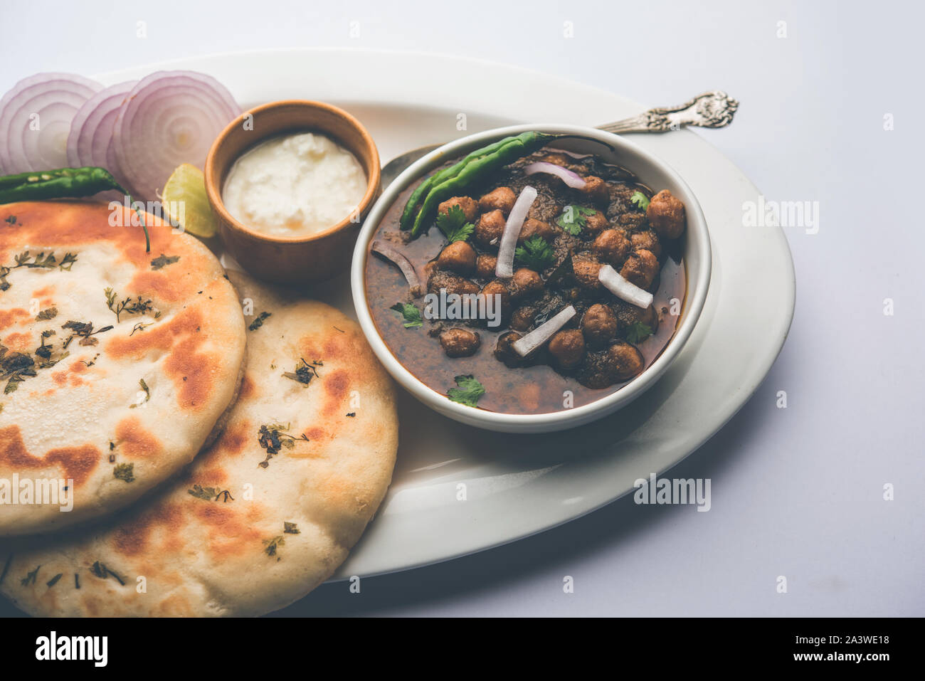 Pindi Chole Kulche oder am Straßenrand choley Kulcha beliebt in Indien und Pakistan ist ein beliebter streetfood. Es ist eine würzige Kichererbsen oder Chana curry serviert mit I Stockfoto