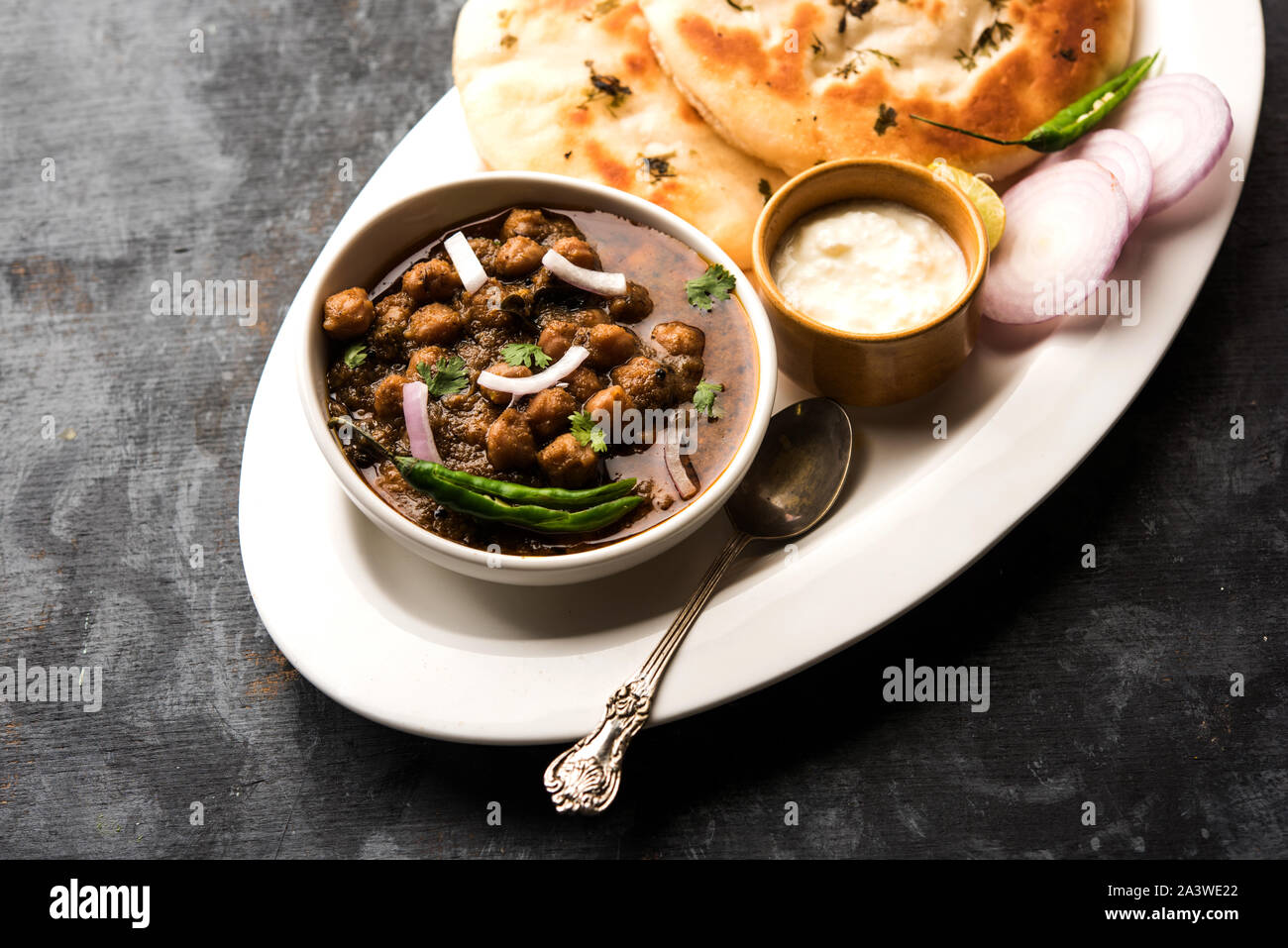 Pindi Chole Kulche oder am Straßenrand choley Kulcha beliebt in Indien und Pakistan ist ein beliebter streetfood. Es ist eine würzige Kichererbsen oder Chana curry serviert mit I Stockfoto