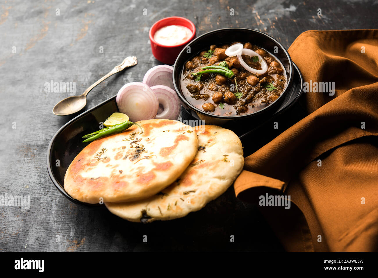 Pindi Chole Kulche oder am Straßenrand choley Kulcha beliebt in Indien und Pakistan ist ein beliebter streetfood. Es ist eine würzige Kichererbsen oder Chana curry serviert mit I Stockfoto