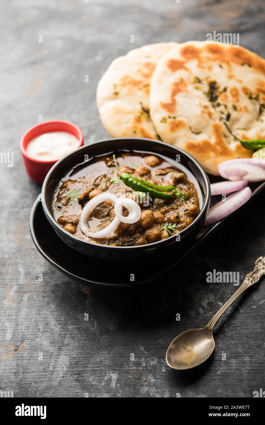 Pindi Chole Kulche oder am Straßenrand choley Kulcha beliebt in Indien und Pakistan ist ein beliebter streetfood. Es ist eine würzige Kichererbsen oder Chana curry serviert mit I Stockfoto