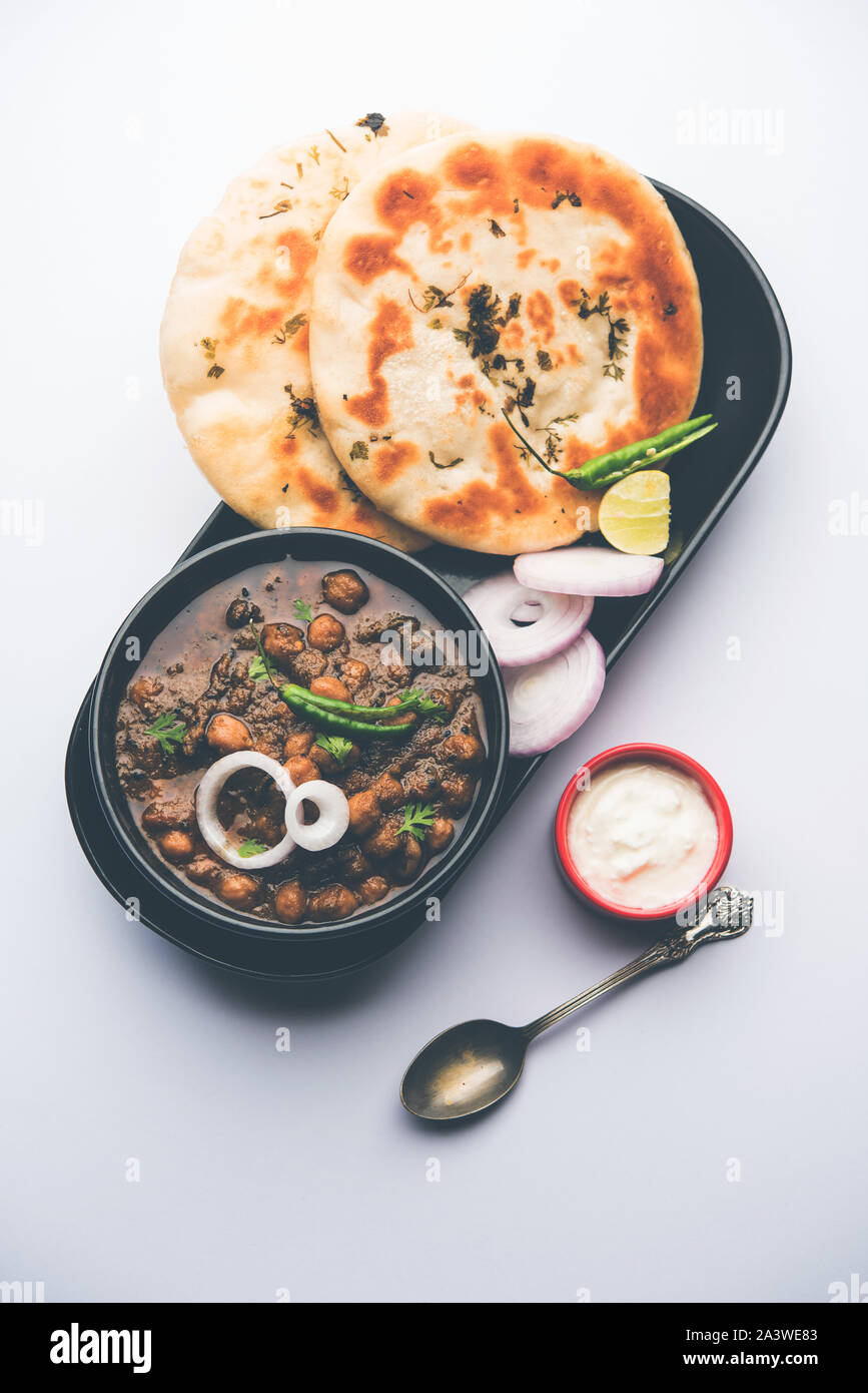 Pindi Chole Kulche oder am Straßenrand choley Kulcha beliebt in Indien und Pakistan ist ein beliebter streetfood. Es ist eine würzige Kichererbsen oder Chana curry serviert mit I Stockfoto