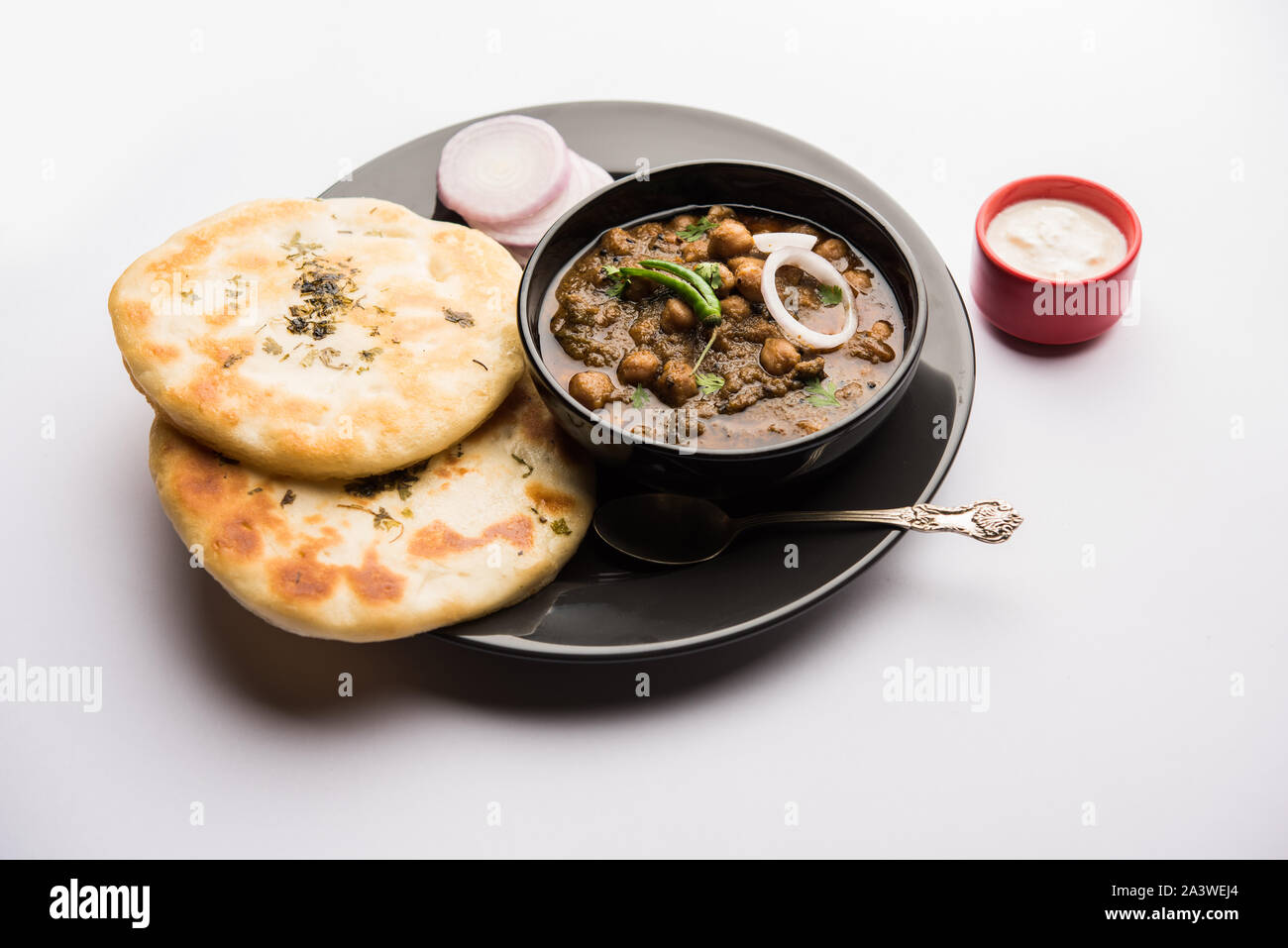 Pindi Chole Kulche oder am Straßenrand choley Kulcha beliebt in Indien und Pakistan ist ein beliebter streetfood. Es ist eine würzige Kichererbsen oder Chana curry serviert mit I Stockfoto