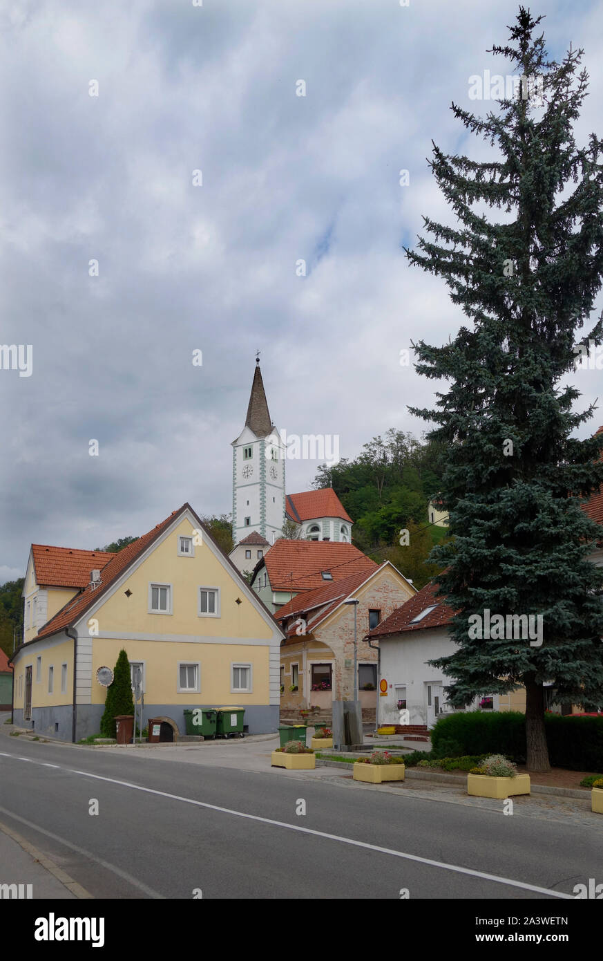 Slowenien. Stadt Vojnik. Street Scene mit Kirche des Hl. Florian. Stockfoto