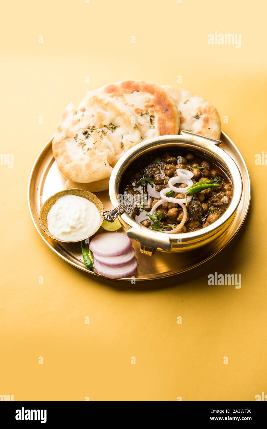 Pindi Chole Kulche oder am Straßenrand choley Kulcha beliebt in Indien und Pakistan ist ein beliebter streetfood. Es ist eine würzige Kichererbsen oder Chana curry serviert mit I Stockfoto