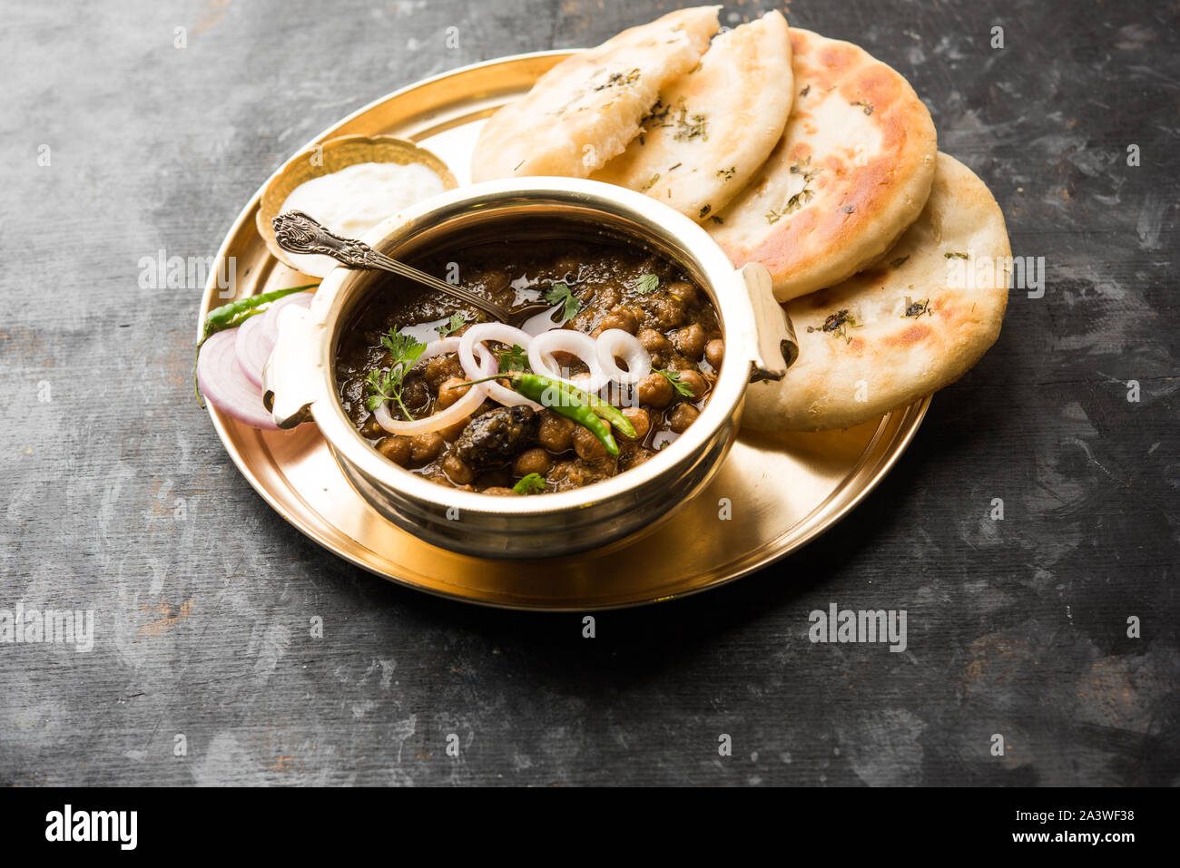 Pindi Chole Kulche oder am Straßenrand choley Kulcha beliebt in Indien und Pakistan ist ein beliebter streetfood. Es ist eine würzige Kichererbsen oder Chana curry serviert mit I Stockfoto