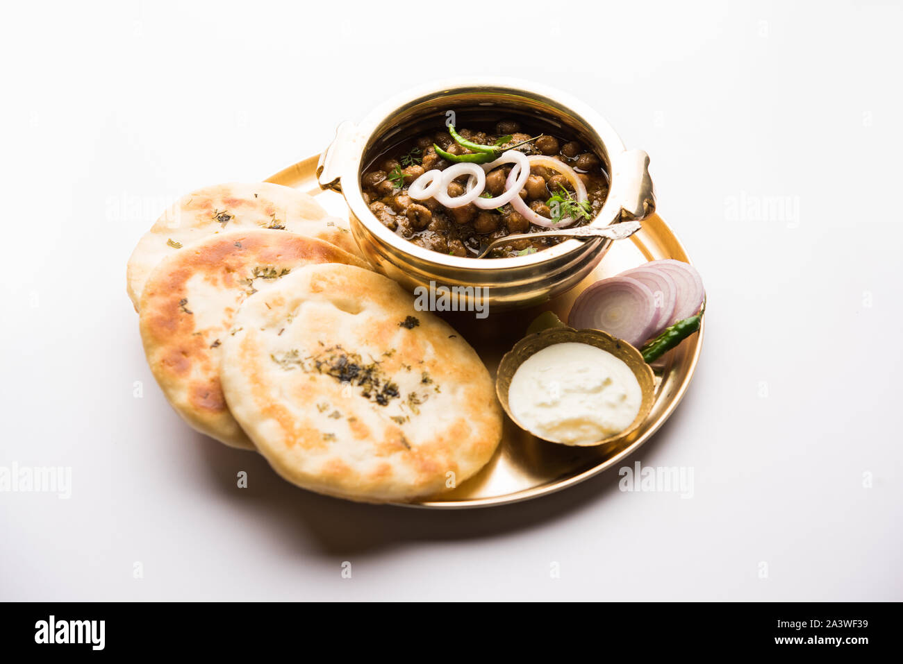 Pindi Chole Kulche oder am Straßenrand choley Kulcha beliebt in Indien und Pakistan ist ein beliebter streetfood. Es ist eine würzige Kichererbsen oder Chana curry serviert mit I Stockfoto