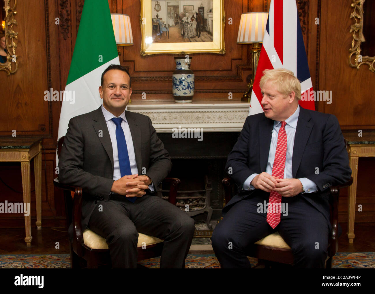 Cheshire, Großbritannien. 10 Okt, 2019. Taoiseach Leo Varadkar und der britische Premierminister Boris Johnson treffen in Thornton Manor, Cheshire am Donnerstag, dem 10. Oktober 2019. Credit: Irish Auge/Alamy leben Nachrichten Stockfoto