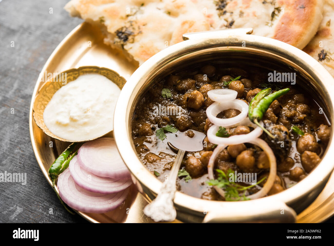 Pindi Chole Kulche oder am Straßenrand choley Kulcha beliebt in Indien und Pakistan ist ein beliebter streetfood. Es ist eine würzige Kichererbsen oder Chana curry serviert mit I Stockfoto