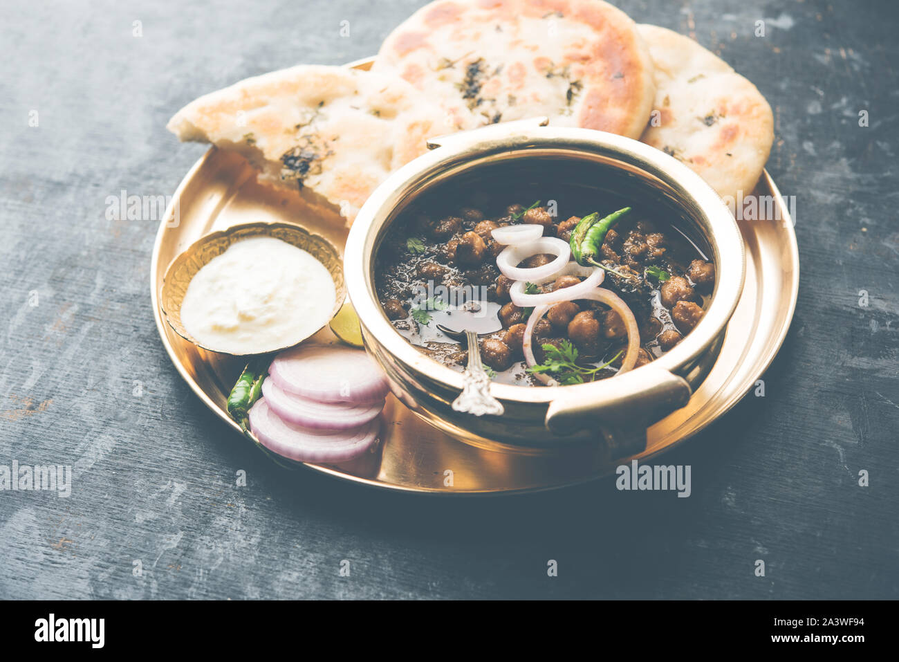 Pindi Chole Kulche oder am Straßenrand choley Kulcha beliebt in Indien und Pakistan ist ein beliebter streetfood. Es ist eine würzige Kichererbsen oder Chana curry serviert mit I Stockfoto