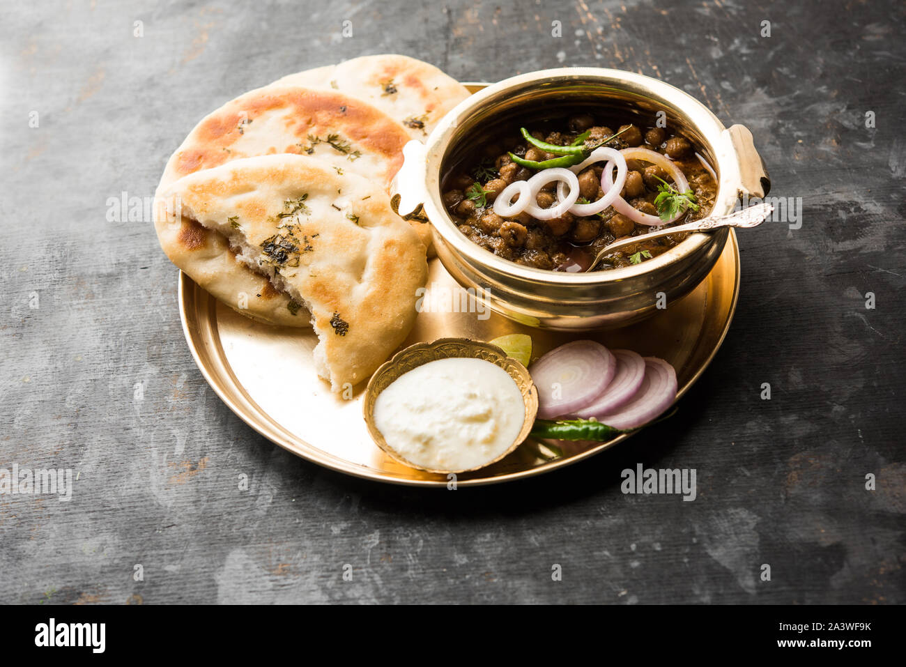 Pindi Chole Kulche oder am Straßenrand choley Kulcha beliebt in Indien und Pakistan ist ein beliebter streetfood. Es ist eine würzige Kichererbsen oder Chana curry serviert mit I Stockfoto