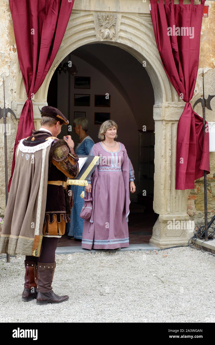 Re-enactment der mittelalterlichen Tage. Ein Mann und eine Frau in mittelalterlichen Gewändern vor dem Haupteingang des Tabor Herrenhaus stehen, Mira Vas (Dorf), Voj Stockfoto