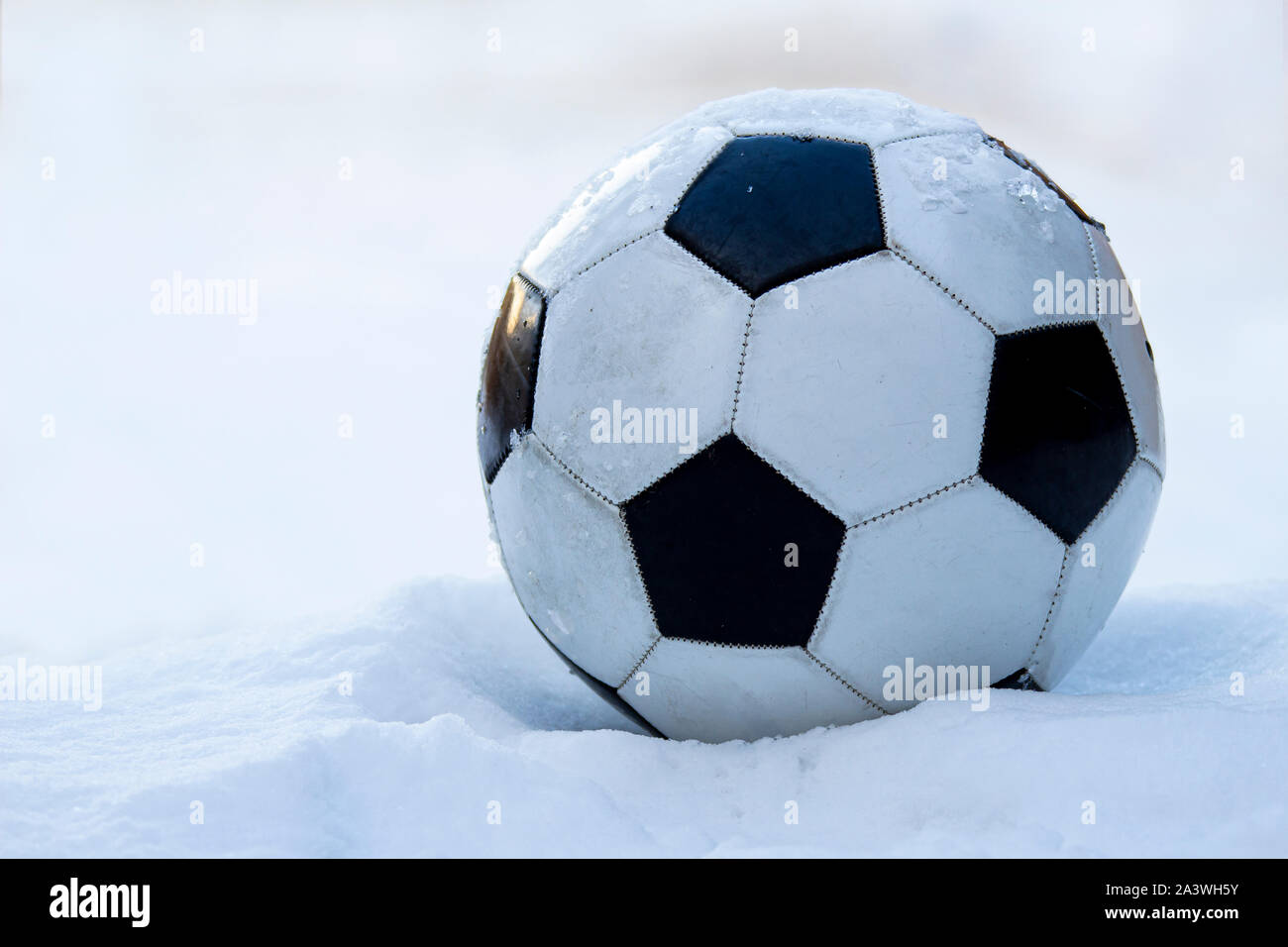 Fußball, Fußball auf Schnee Stockfoto