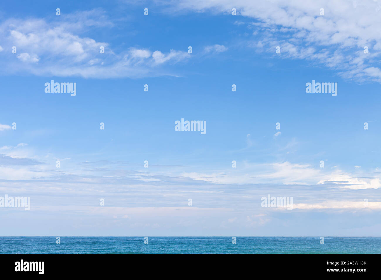 Leere Sommer Küstenlandschaft mit ruhigen Meer Wasser bei bewölktem Himmel Stockfoto
