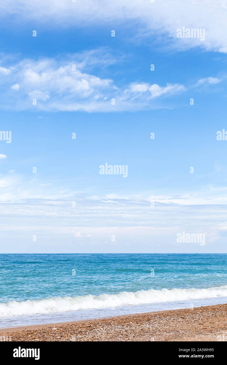 Leeren Strand, vertikale Hintergrund Foto. Natürliche Sommer Landschaft, sandigen Küste bei bewölktem Himmel Stockfoto