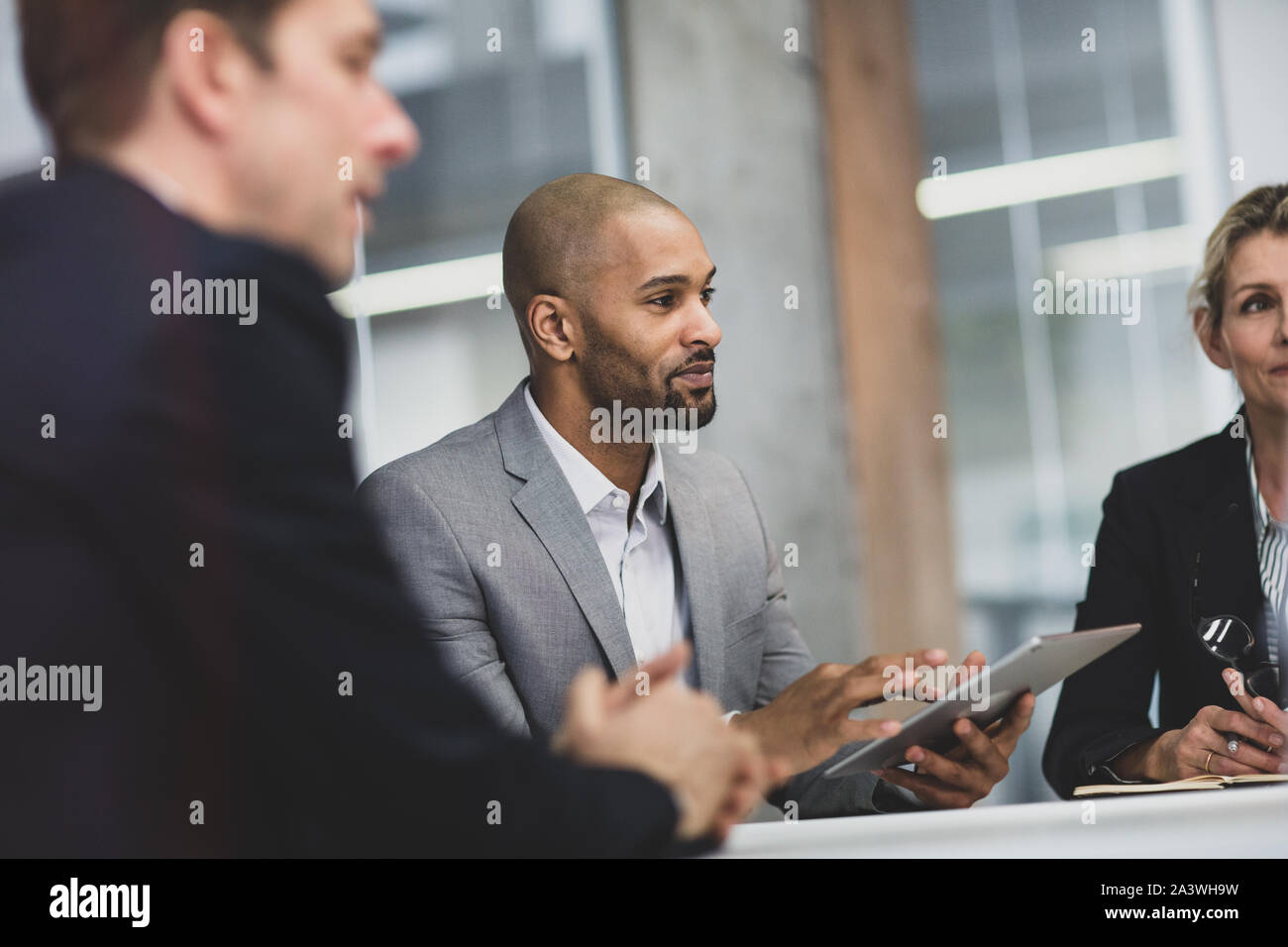 Afrikanische amerikanische Geschäftsmann hören in ein Corporate Meeting Stockfoto