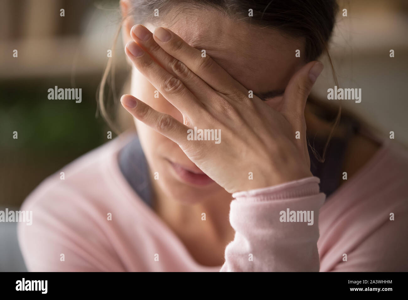 Traurig müde Frau berühren Gesicht in Kopfschmerzen oder Depressionen Stockfoto