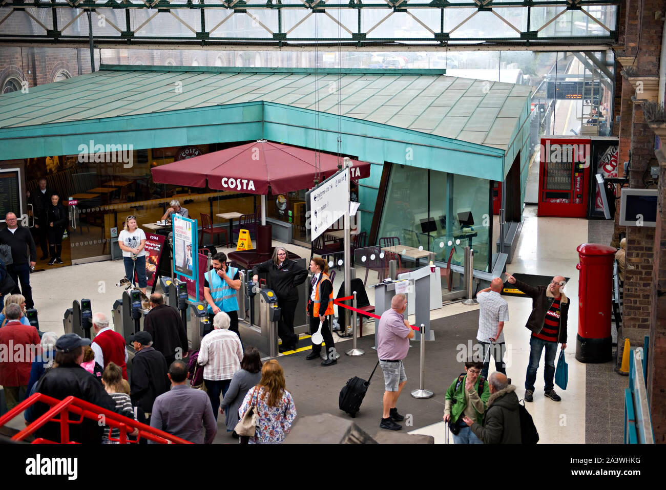 Die Wohnung am Chester Bahnhof zeigt die Leute, die warten, die Fahrkartensperren zu überwinden Stockfoto