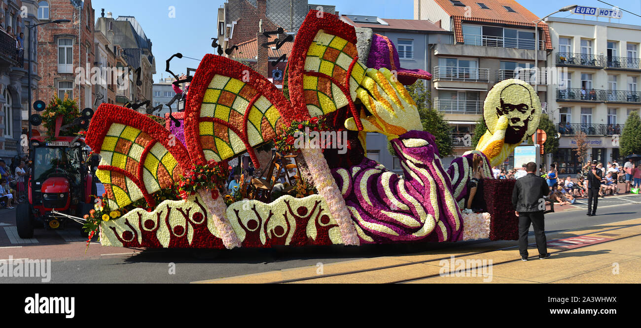 Blankenberge, West Flandern/Belgien - August 25, 2019: Strand fest Blume schweben, in der Flämischen. Gott ist ein Dj Reiten Schwimmen auf Ecke J. De Trooz. Stockfoto