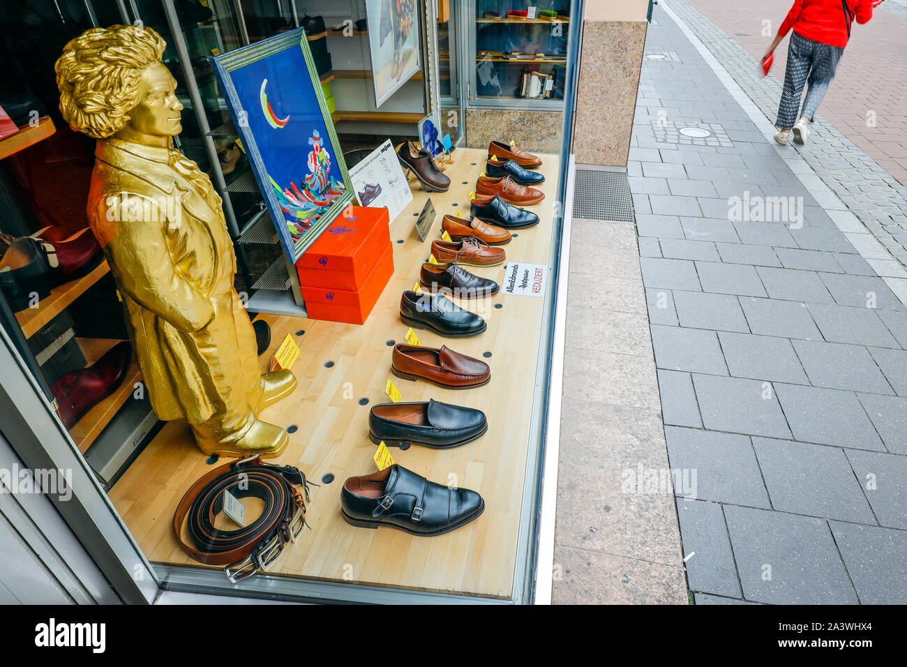 22.09.2019, Bonn, Nordrhein-Westfalen, Deutschland - Beethoven Skulptur im Schaufenster ein Schuhgeschäft. 2020 Bonn feiert Beethovens 250 Birt Stockfoto
